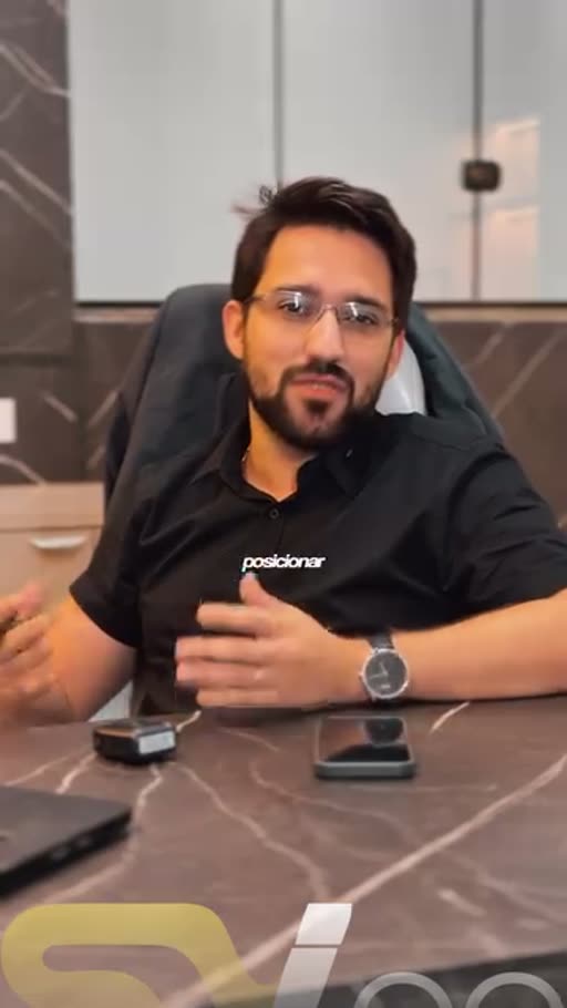 Dr. Brenno Cangussu, ortopedista e médico da dor, gravando depoimento sobre a SVI