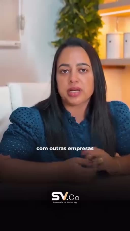 Suzy, da Exatta Solar, gravando depoimento sobre a SVI