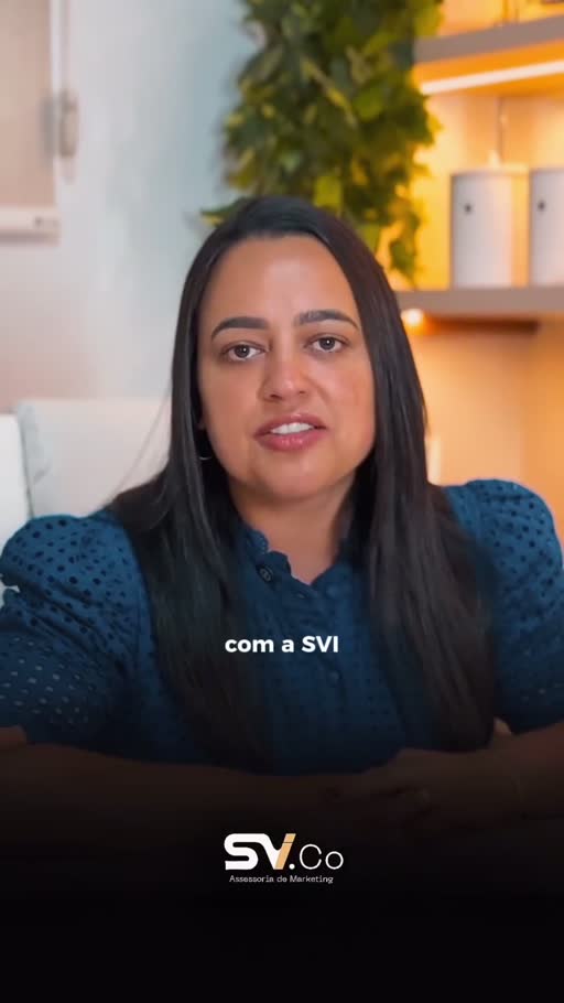 Suzy, fundadora da Exatta Solar, gravando depoimento sobre a SVI